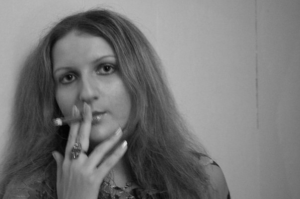 Снова стою одна, Снова курю, мама, снова, А вокруг тишина, Взятая за основу. - Елена Ваенга